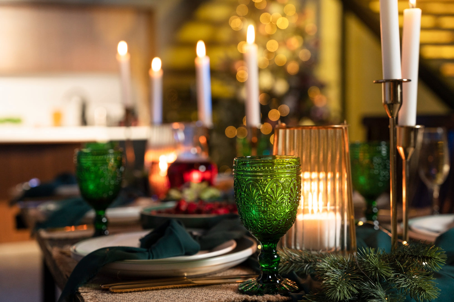 Зеленые бокалы в новогодней сервировке стола