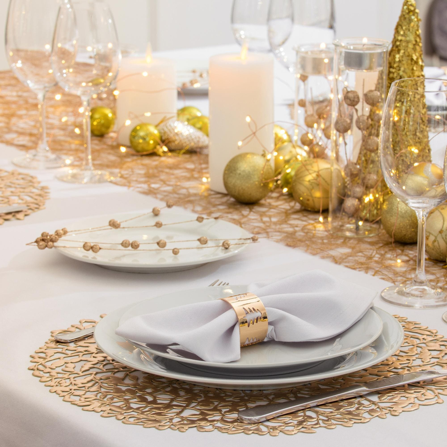 Золотистые украшения на праздничном столе в классическом стиле