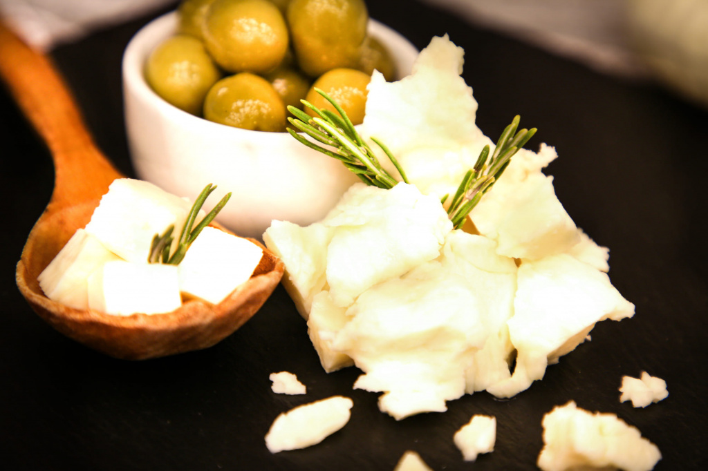 Мягкий сыр и оливки